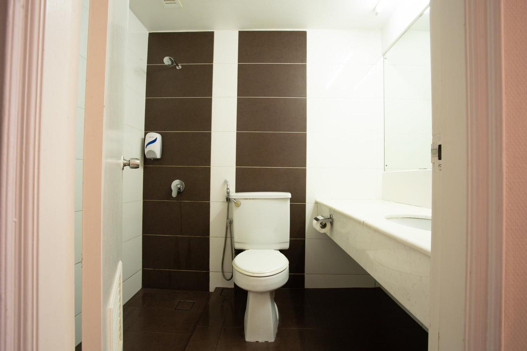 Somerset Hotel Miri Bagian luar foto