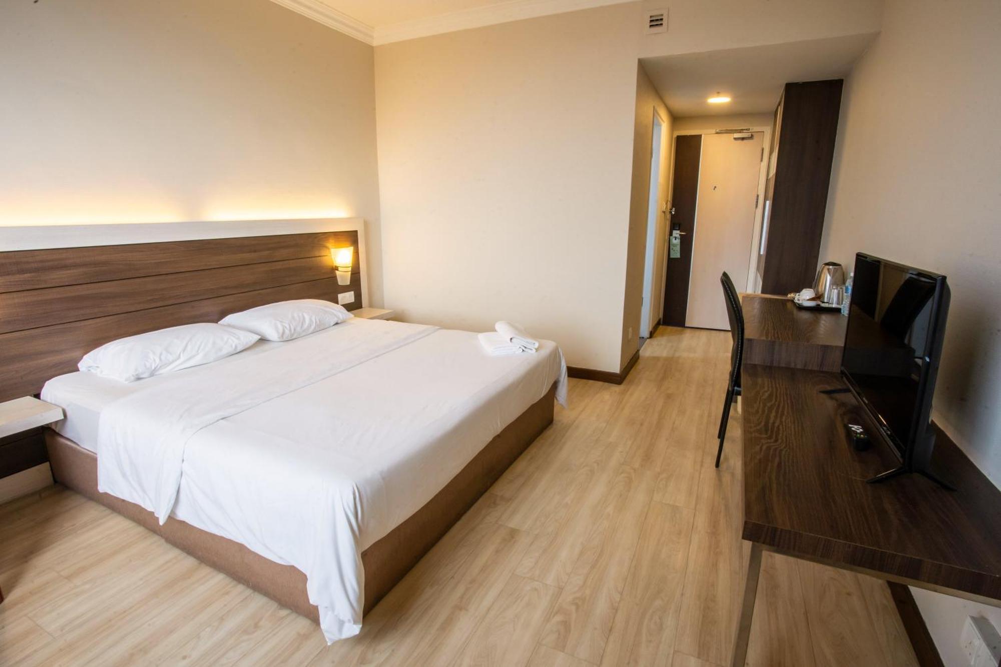 Somerset Hotel Miri Bagian luar foto