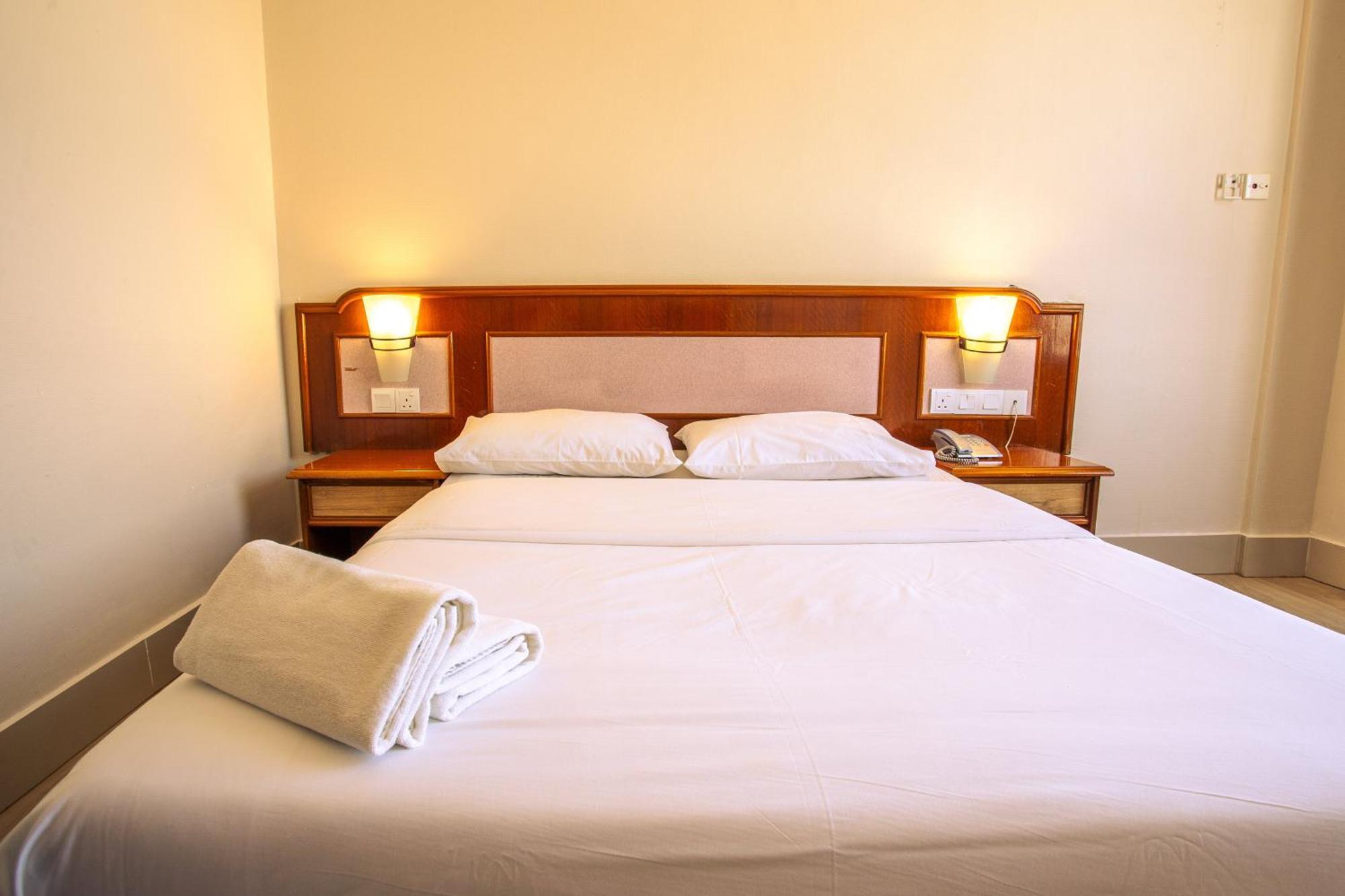 Somerset Hotel Miri Bagian luar foto