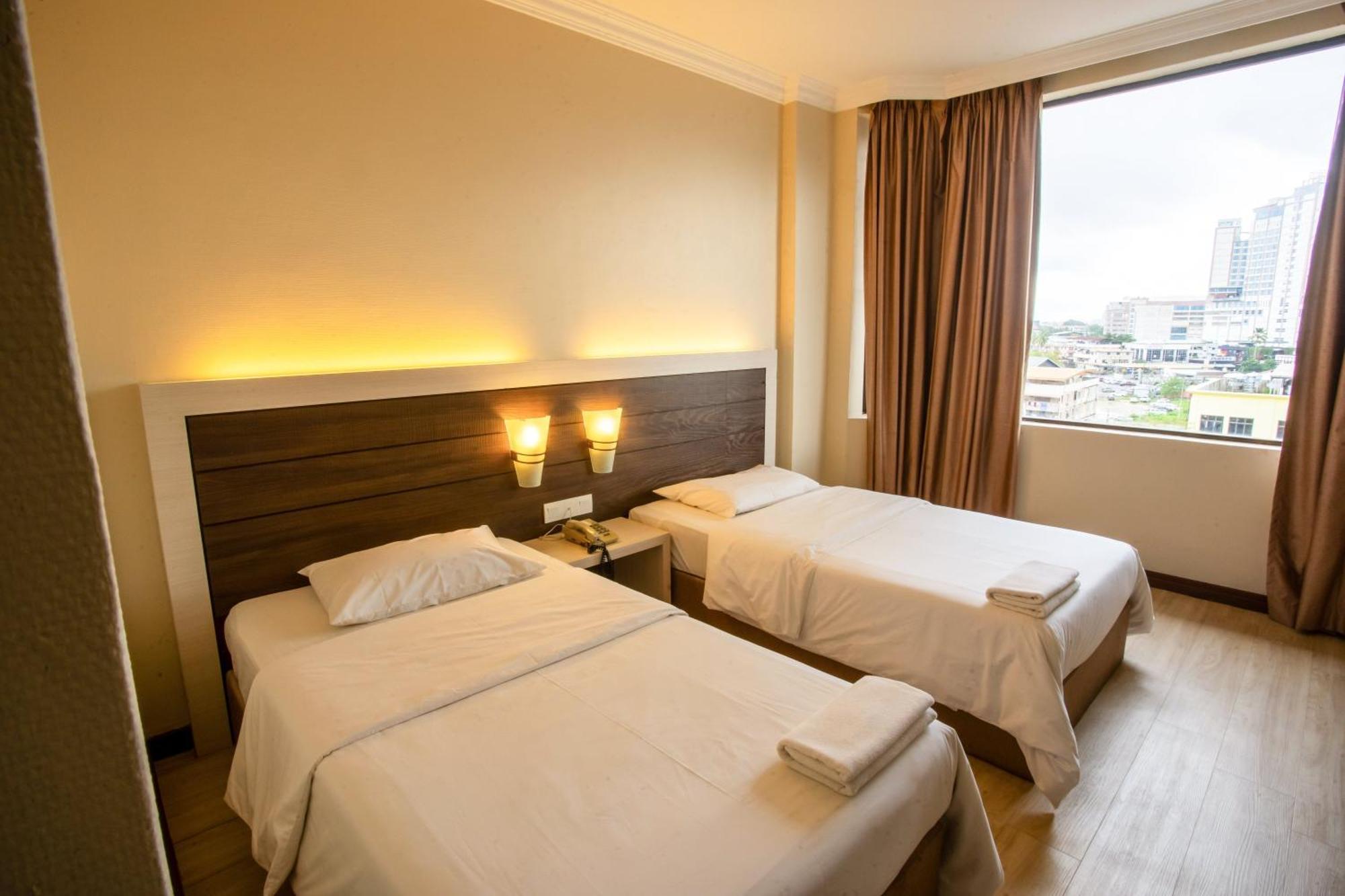Somerset Hotel Miri Bagian luar foto