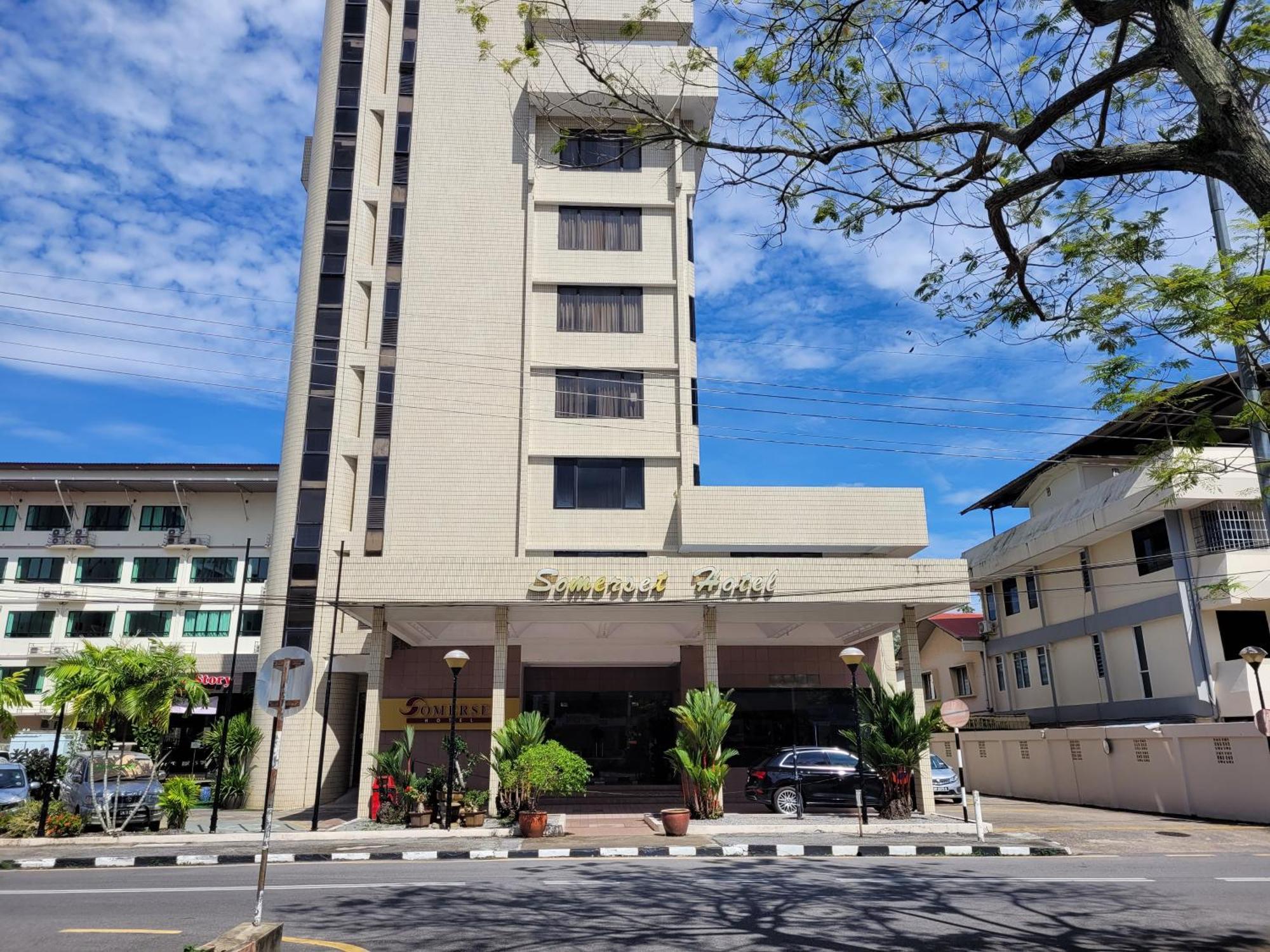 Somerset Hotel Miri Bagian luar foto